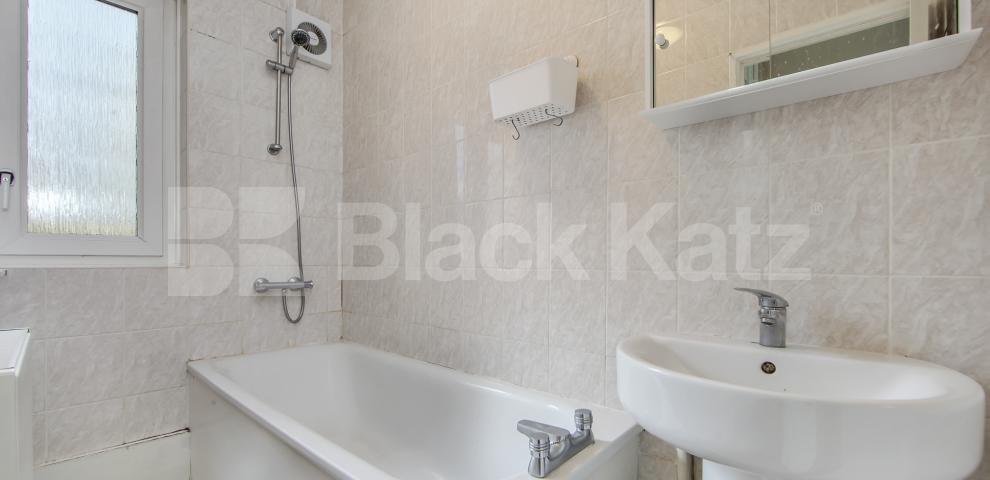 			NEW INSTRUCTION , 4 Bedroom, 1 bath, 1 reception Apartment			 Burbage Close , Borough/London Bridge